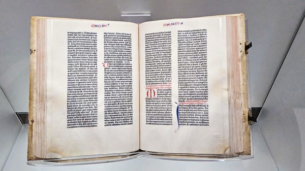 Biblia de Gutenberg exhibida en la Biblioteca del Congreso de EE. UU.